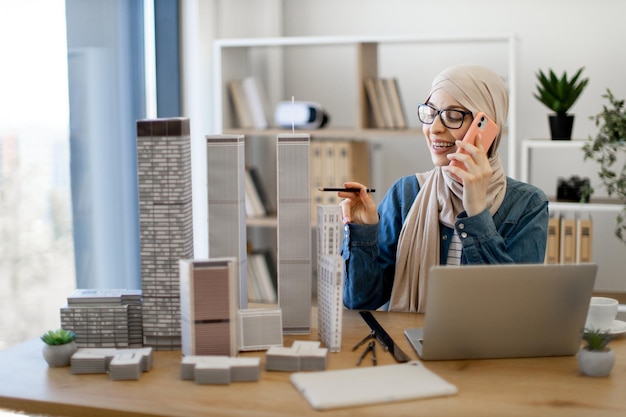 Vrouw met telefoongesprek op kantoor met gadgets