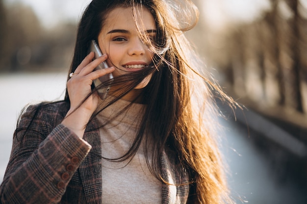 Vrouw met telefoonportret