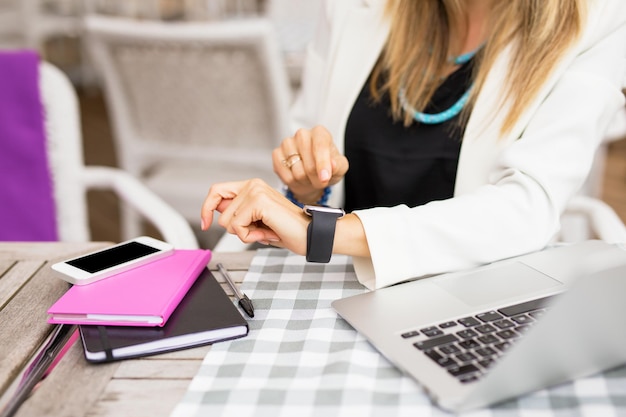 Vrouw met touchscreen horloge