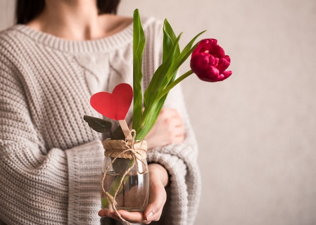 Vrouw met tulp in handen