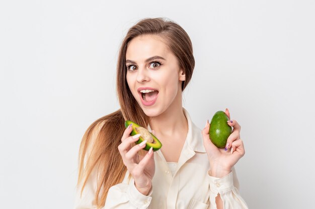 Vrouw met twee avocado.