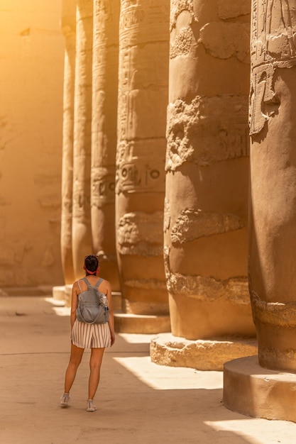 Vrouw met uitzicht op de zuilen van een Egyptische tempel