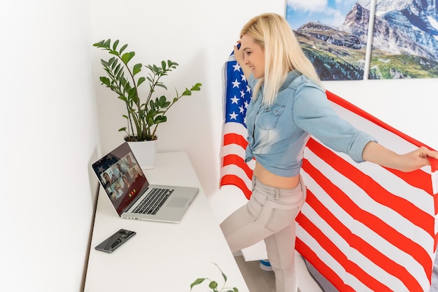 vrouw met usa vlag en video door laptop.