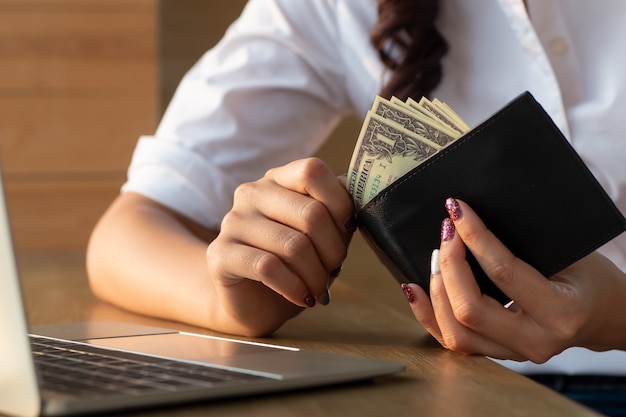 vrouw met veel geld in portemonnee