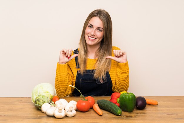 Vrouw met veel groenten trots en zelfvoldaan