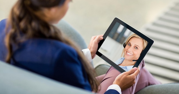 Vrouw met videogesprek op digitale tablet