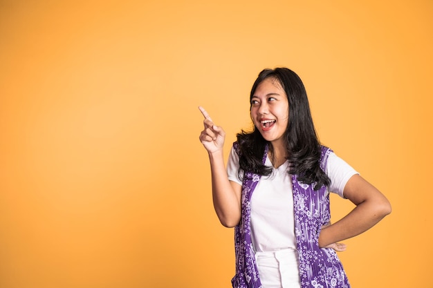 Vrouw met vinger omhoog handgebaar op geïsoleerde background