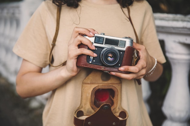 Vrouw met vintage camera in straat