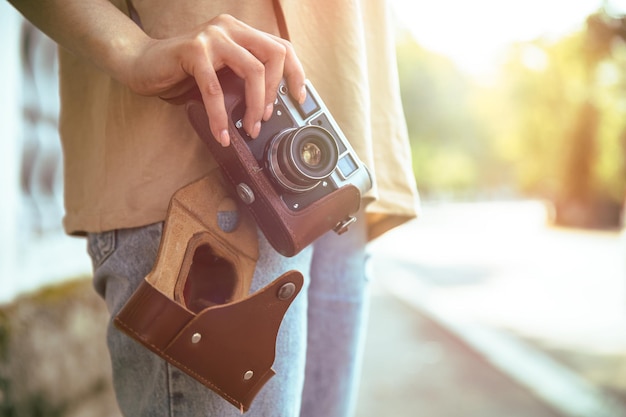 Vrouw met vintage camera