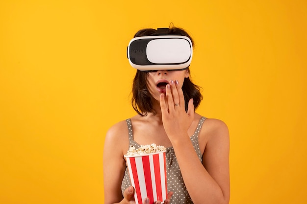 Vrouw met virtual reality-bril en popcorn