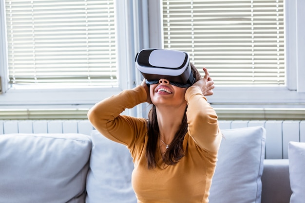 Vrouw met virtual reality-bril