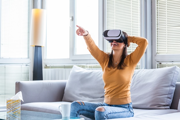 Vrouw met virtual reality-bril