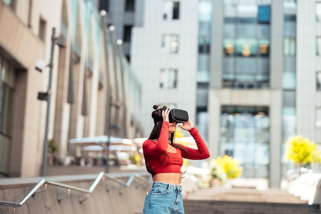 Vrouw met virtual reality-helm loopt over straat