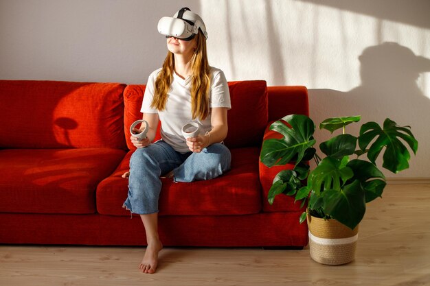 Foto vrouw met vr-bril op de bank thuis.