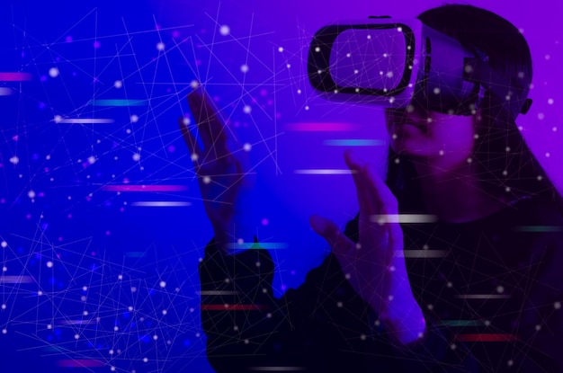 Foto vrouw met vr-bril raakt virtueel scherm aan metaverse technologie wereldwijde internetverbinding virtueel sociaal netwerk