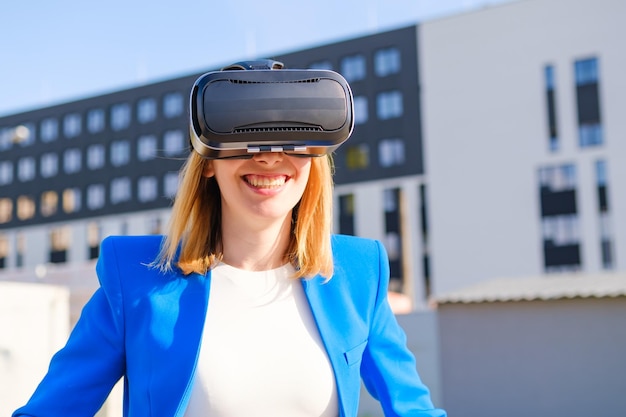 Vrouw met VR virtual reality-bril ervaart een metaverse wereld