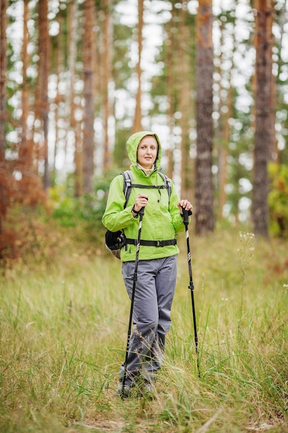 Vrouw met wandeluitrusting wandelen in het bos