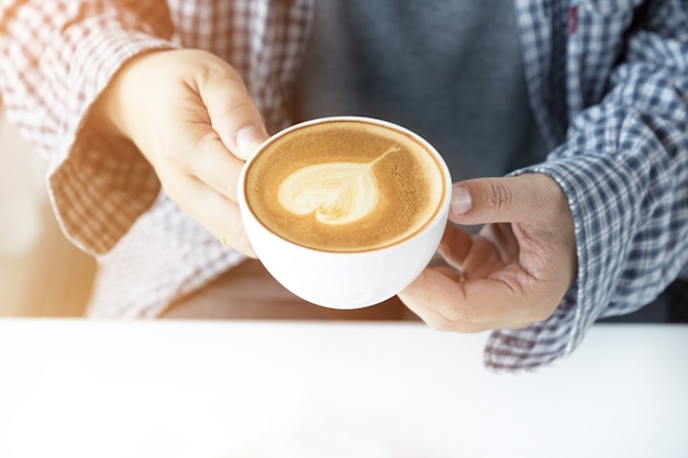 vrouw met warme kop koffie