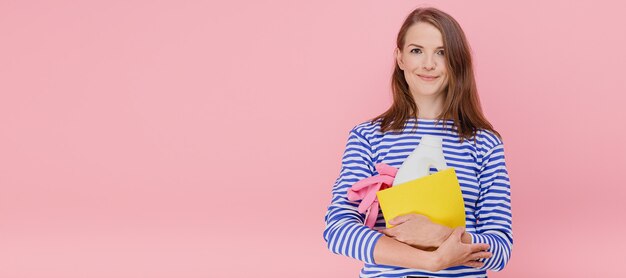 Vrouw met wasmiddel en rubberen handschoenen