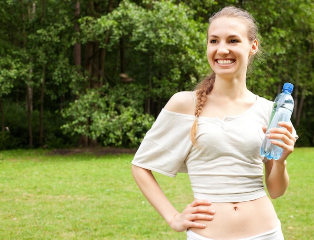 Vrouw met water buitenshuis