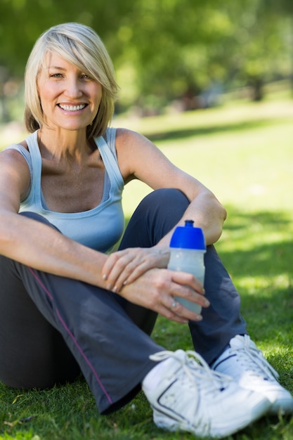 Vrouw met waterfles in park