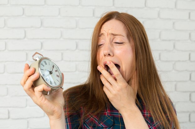 Vrouw met wekker