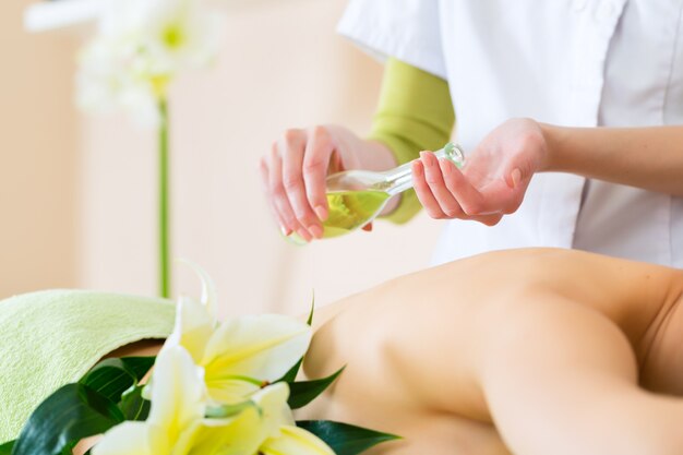 Vrouw met wellness rugmassage in spa