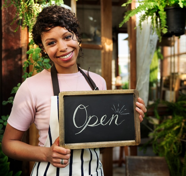 Vrouw met winkel open woord bord