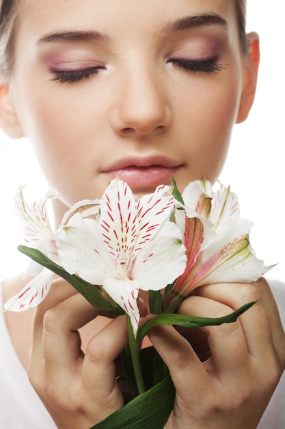 Vrouw met witte bloemen