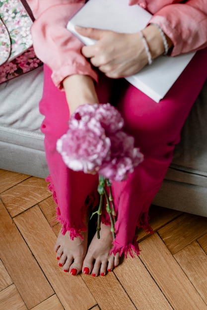 Vrouw met witte en roze anjers