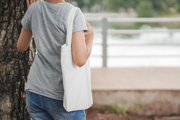 Foto vrouw met witte lege draagtas