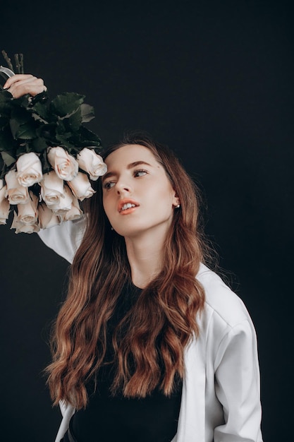 Vrouw met witte rozen