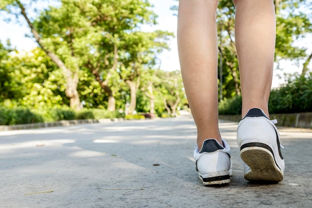 Vrouw met witte schoenen lopen