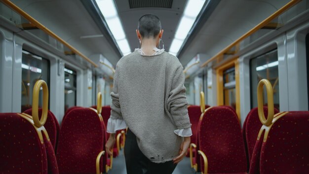 Foto vrouw met zelfvertrouwen loopt treinstoelen treinvervoer vrouwelijke passagier