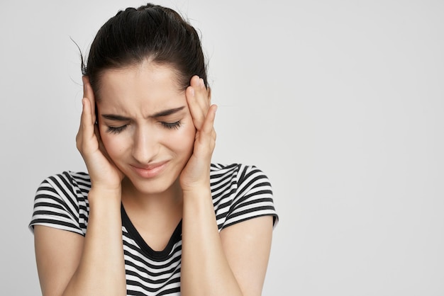 Vrouw met zijn hoofd migraine depressie lichte achtergrond Hoge kwaliteit foto