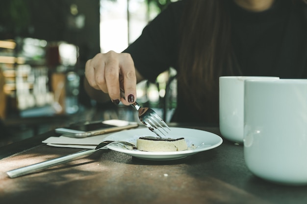 Vrouw met zoet dessert