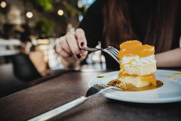 Vrouw met zoet dessert