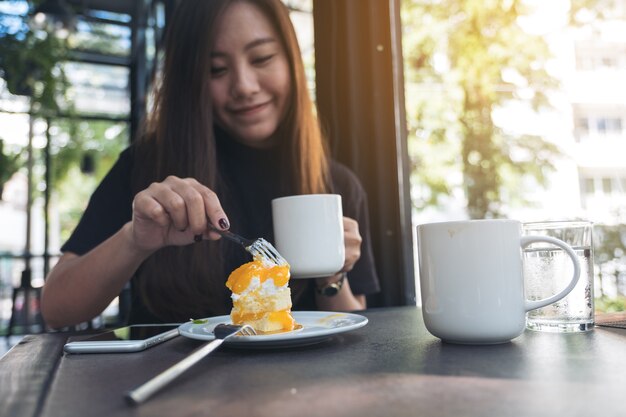 Vrouw met zoet dessert