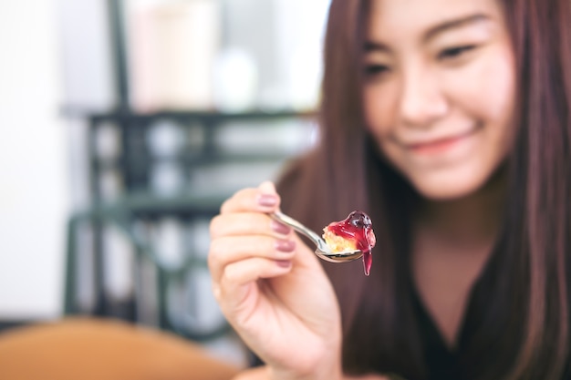 Vrouw met zoet dessert