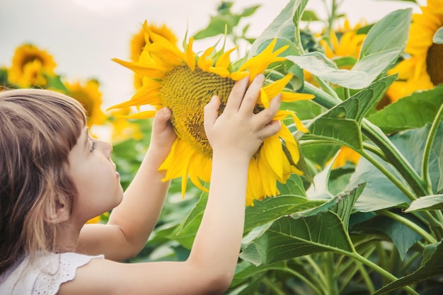 Vrouw met zonnebloem in haar hand