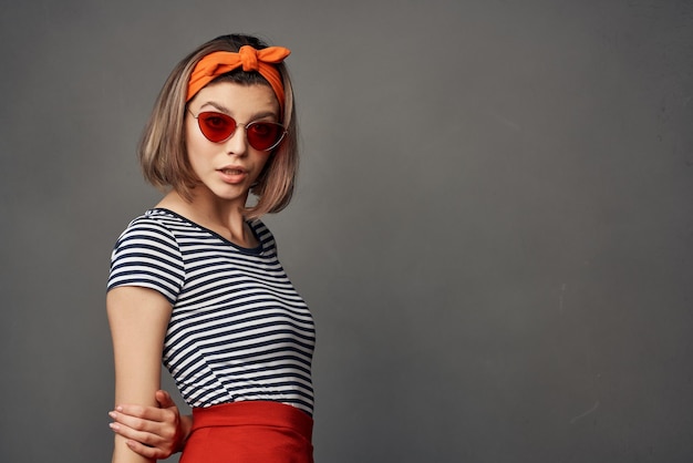 Vrouw met zonnebril mode poseren oranje hoofdband luxe