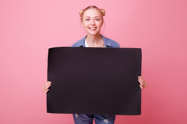 Foto vrouw met zwart papier teken