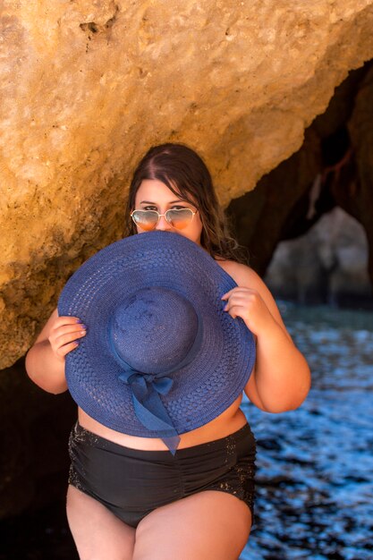 Vrouw met zwarte bikini