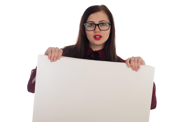Vrouw met zwarte bril en rode lippen houdt een canvas in haar handen tegen een witte achtergrond