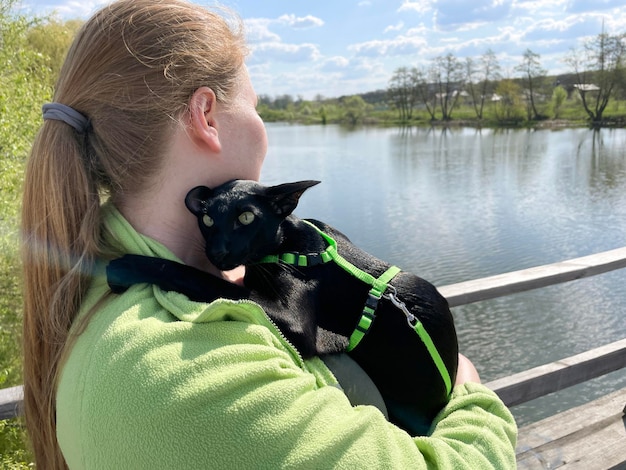 Vrouw met zwarte kat