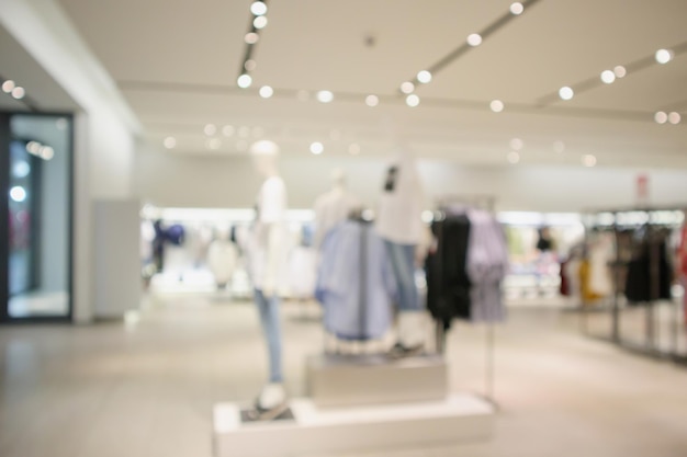 Vrouw modieuze boutique kledingwinkel etalage in winkelcentrum onscherpe achtergrond