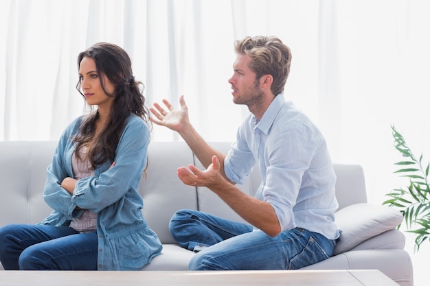 Vrouw mokkend terwijl haar partner met haar spreekt