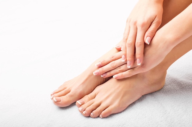 Vrouw na manicure en pedicure