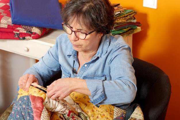 Vrouw naaien voor afwerking een quilt.