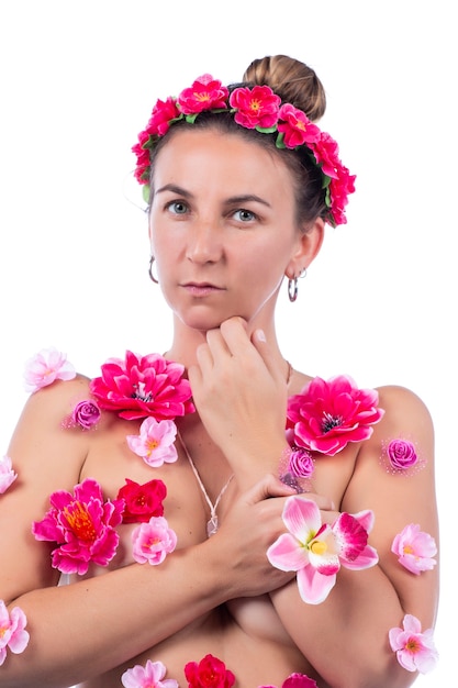 Vrouw naakt concept bedekt met bloemen op een elegante manier